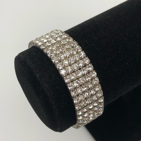 Lovely Crystal stretch bracelet. - Picture 4 of 5